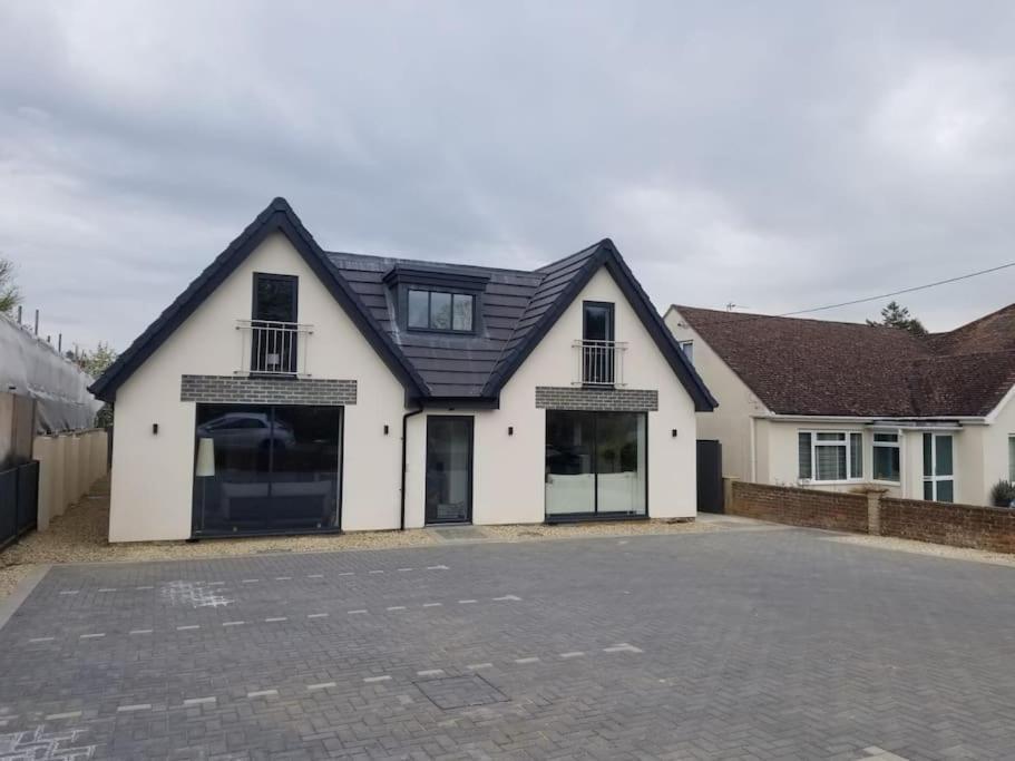 Evergreen Lodge - Two Bed Lux Flat - Parking, Garden, Patio, Wifi, Netflix - Close To Blenheim Palace & Oxford - F3 Kidlington Eksteriør billede