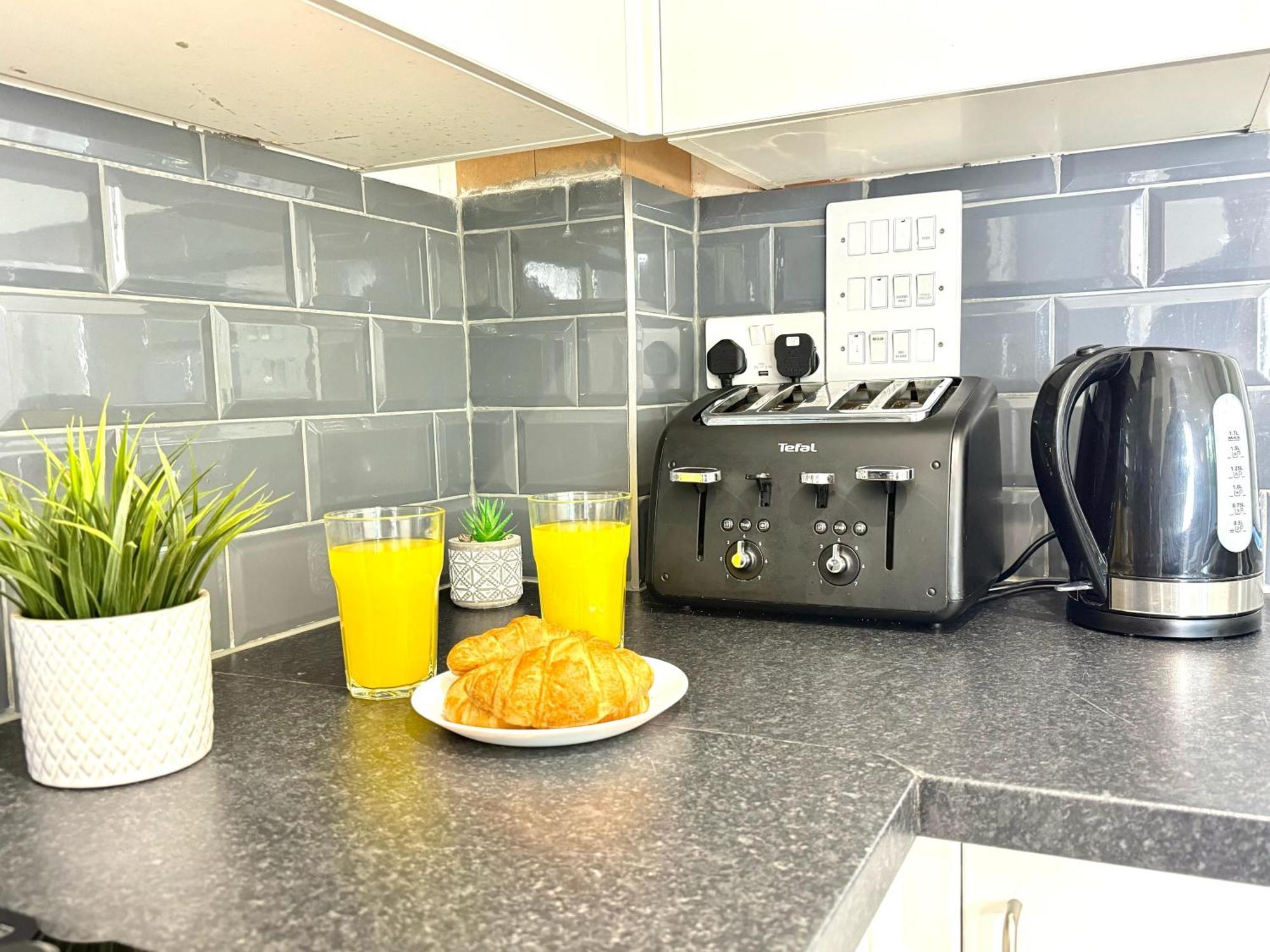 Evergreen Lodge - Two Bed Lux Flat - Parking, Garden, Patio, Wifi, Netflix - Close To Blenheim Palace & Oxford - F3 Kidlington Eksteriør billede
