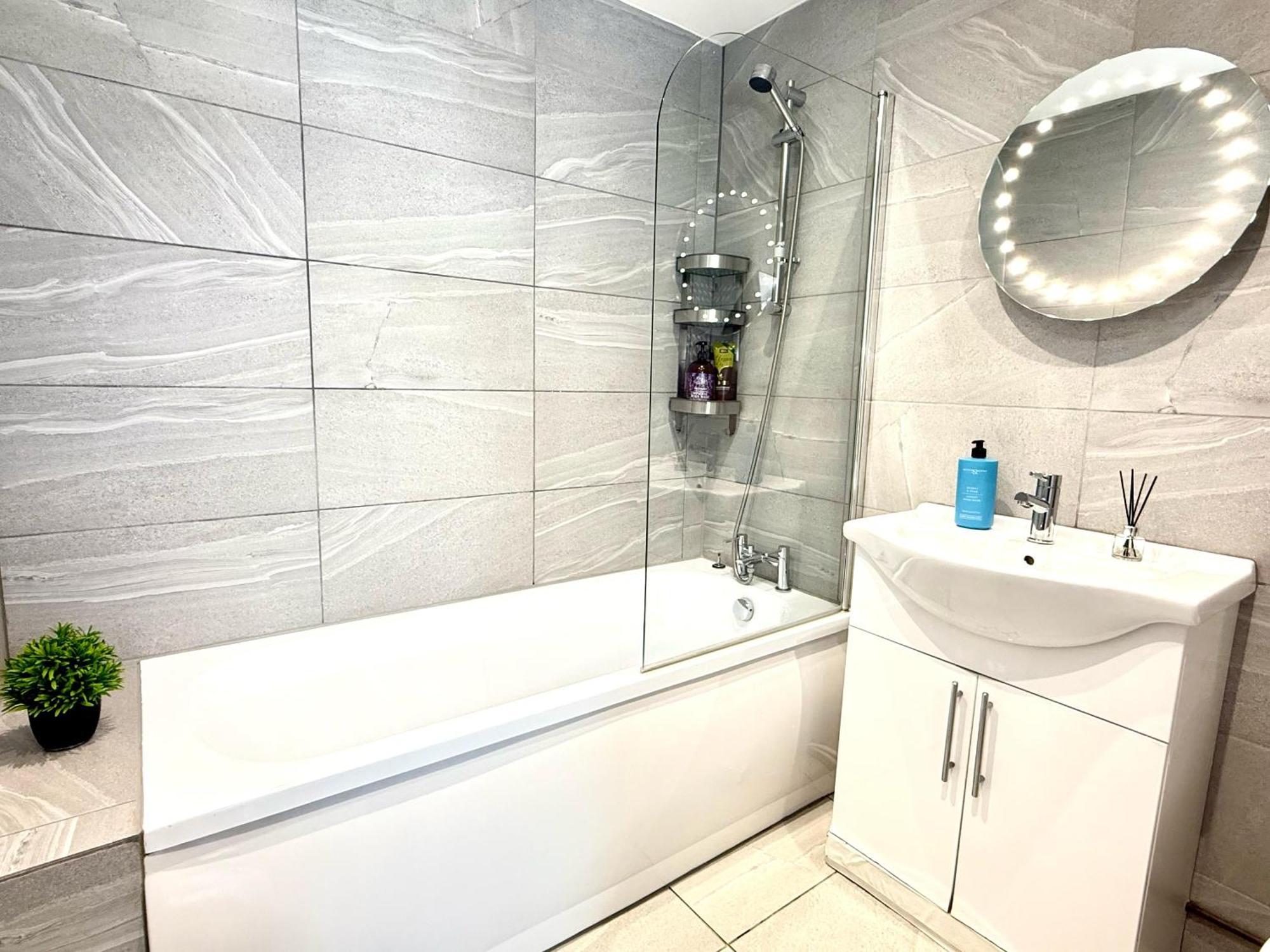 Evergreen Lodge - Two Bed Lux Flat - Parking, Garden, Patio, Wifi, Netflix - Close To Blenheim Palace & Oxford - F3 Kidlington Eksteriør billede
