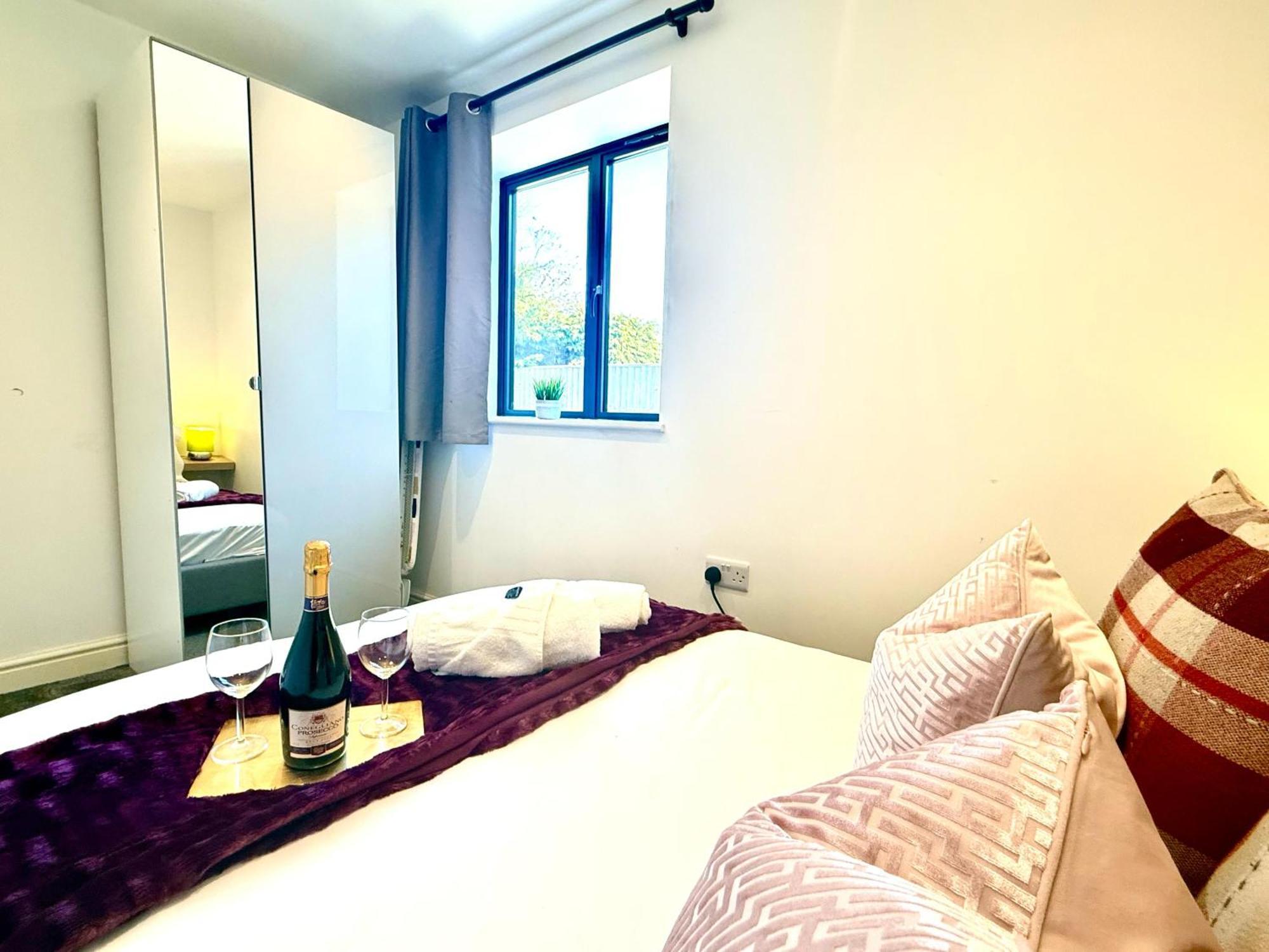 Evergreen Lodge - Two Bed Lux Flat - Parking, Garden, Patio, Wifi, Netflix - Close To Blenheim Palace & Oxford - F3 Kidlington Eksteriør billede