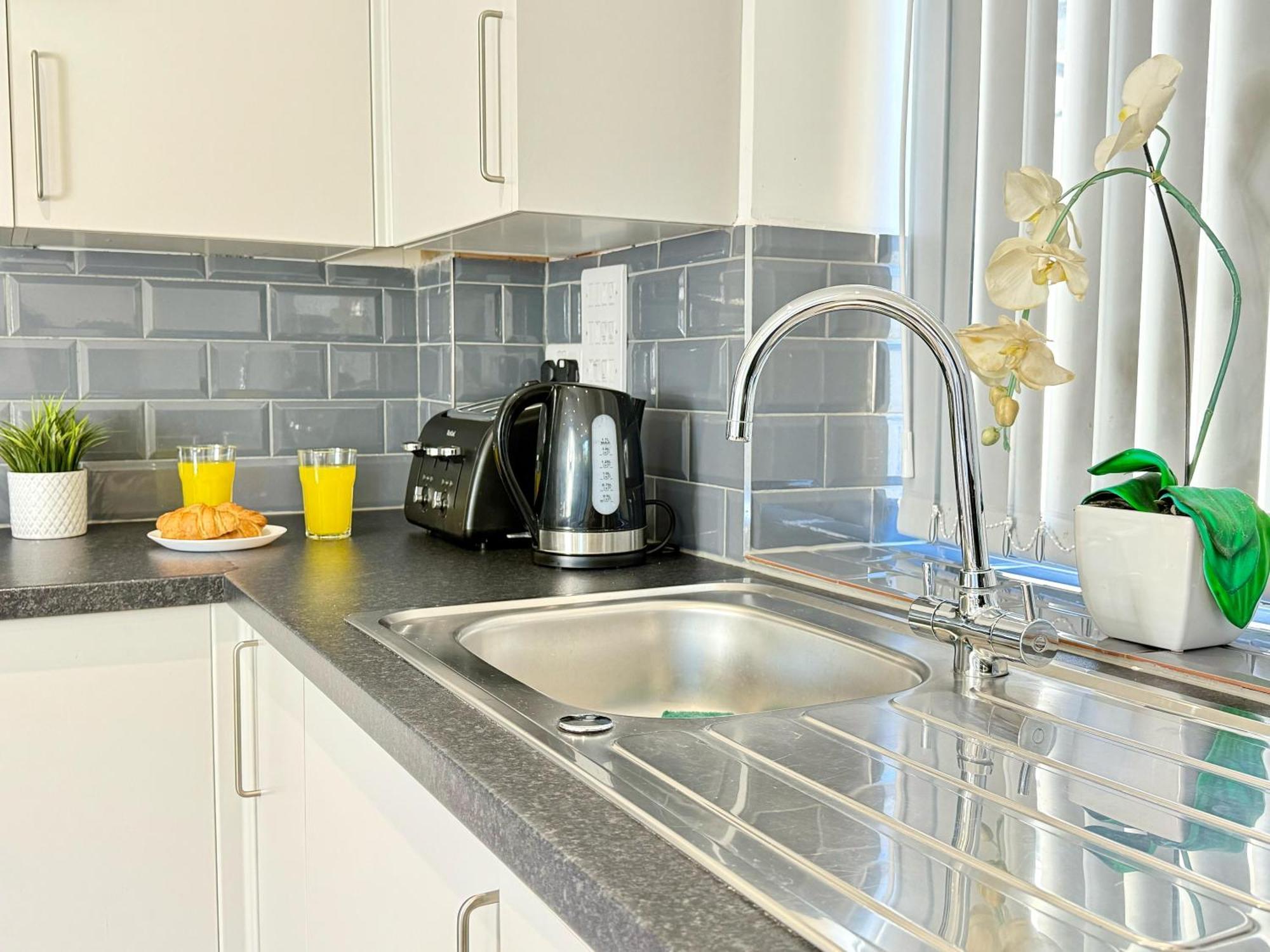 Evergreen Lodge - Two Bed Lux Flat - Parking, Garden, Patio, Wifi, Netflix - Close To Blenheim Palace & Oxford - F3 Kidlington Eksteriør billede