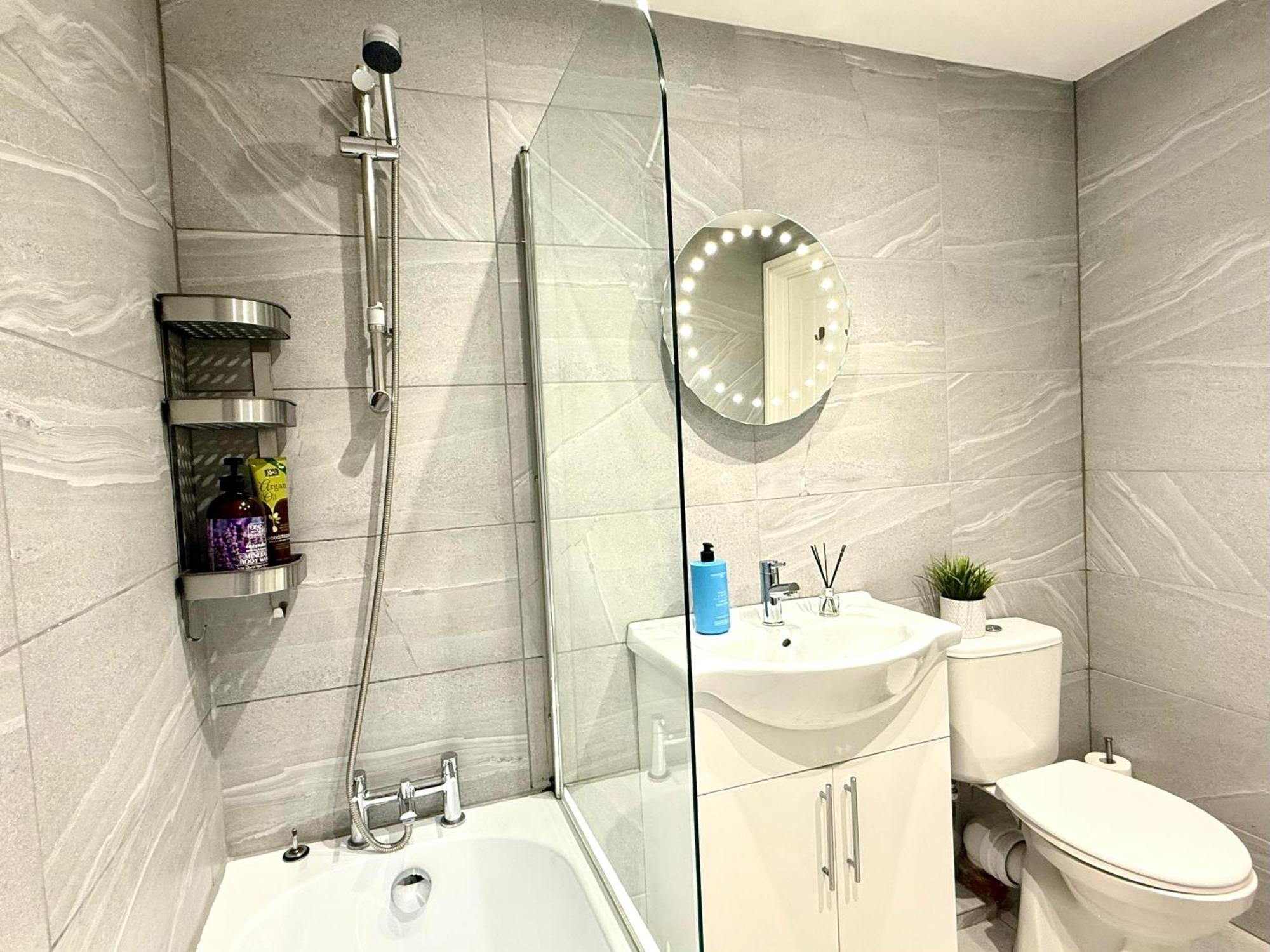 Evergreen Lodge - Two Bed Lux Flat - Parking, Garden, Patio, Wifi, Netflix - Close To Blenheim Palace & Oxford - F3 Kidlington Eksteriør billede